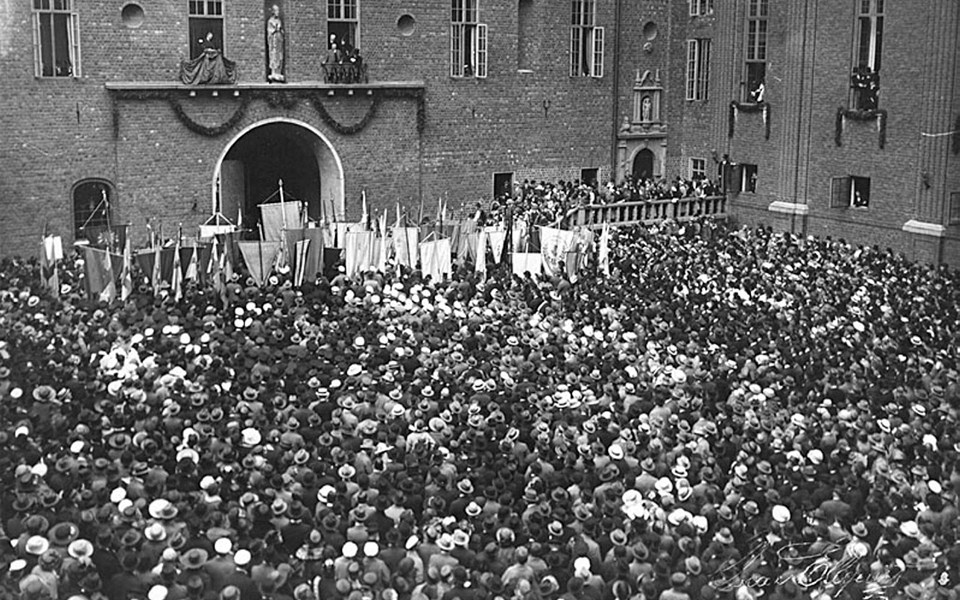 Foto av folkmassa på Stadshusets innergård.under invigningen 1923.
